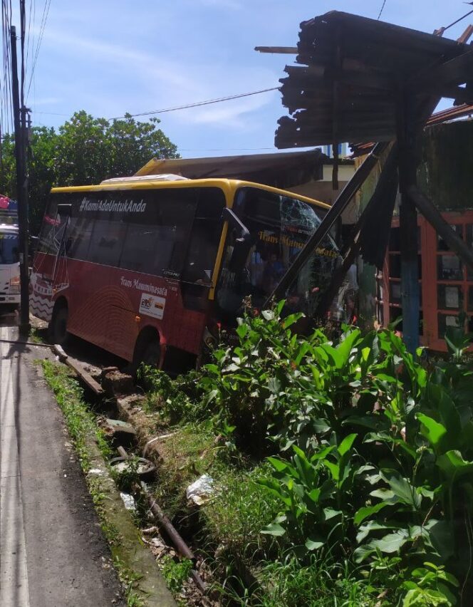 
 Kronologis Bus Mamminasata Tabrak Tiang Gapura di Jl Ir Sutami Makassar