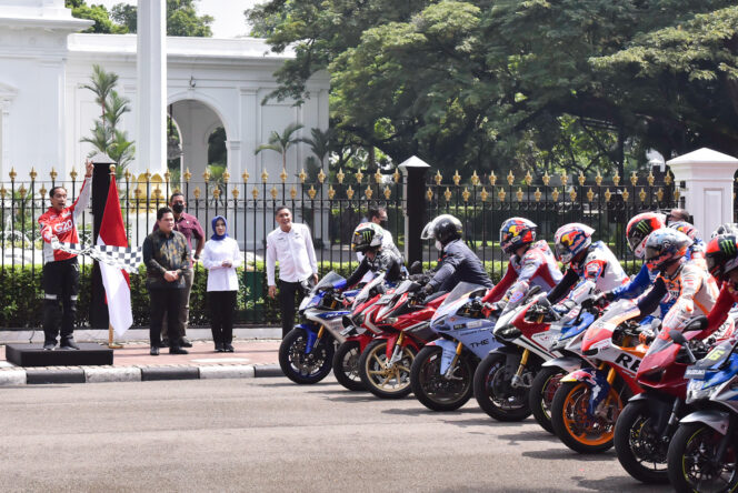 
 Presiden Jokowi bersama para pembalap MotoGP (Foto: Humas Setkab/Agung)