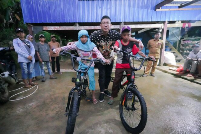 
 Andi Sudirman Sulaiman Kirim Sepeda dan Tim Tinjau Kondisi Jalan Anak Sekolah yang Viral Bawa Parang