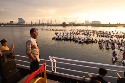 
 Wali Kota Makassar Pimpin Gladi Pertunjukan Tari Pakarena di Atas 200 Kapal Nelayan