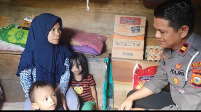 
 KRI Satlantas Polres Palopo Bantu Janda 4 Anak yang Tinggal Dibawah Kolong Rumah Warga