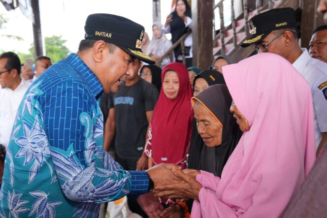 
 Pj Gubernur Sulsel Salurkan Bantuan Pangan Pemerintah Pusat untuk Warga Miskin di Takalar